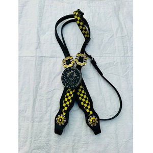 Conjunto de cabezada de una oreja y pechera de cuero negro estilo western para caballo con incrustaciones a cuadros amarillos y conchos de diamantes de imitación, equipo ecuestre - Product Image 2