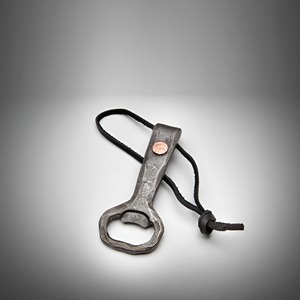 Ouvre-bouteille en fer noir avec finition peinture poudrée, design décoratif, pour décorations de fêtes et événements, idéal pour cadeau souvenir. - Product Image 1