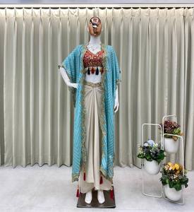 Conjunto de Boda Occidental de Tres Piezas con Blusa de Tubo de Seda Mono, Falda de Crepé de Seda Drapeada y Bolero de Chinon con Bordado de Lentejuelas - Product Image 5