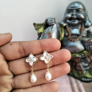 Pendientes de Perlas con Forma de Flor de Madreperla, Chapados en Oro, Antideslustre, Proveedor Mayorista de Joyería de la India - Product Image 1