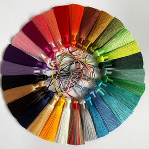 Pompons en rayonne soyeuse de 8 cm faits main de haute qualité, épais, colorés et très visibles, pour vêtements ou usages personnalisés - Product Image 1