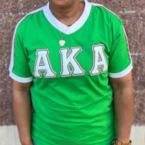 Camiseta AKA Premium de Chenille con Cuello en V para Mujer, Bordado con Letras Griegas, Ribete en Contraste, Cuello en V, Top Casual de Alta Calidad - Product Image 4