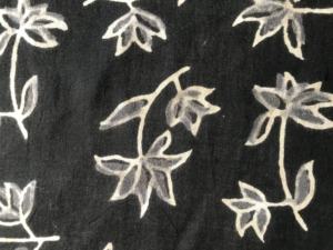 Tissu en coton imprimé à la main en gros – Tissu en coton indien à motifs floraux noirs pour vêtements, robes et fournisseur de textiles - Product Image 3