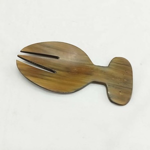 Fourchette de service à salade en forme de corne, couleurs naturelles, 1 pièce, Design à la main, poignée à bord rond, serveur à salade - Product Image 1