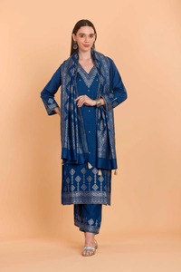Colección de invierno Dilkash de Safaa, exclusiva y de primera calidad, trajes de diseñador bordados y cálidos para mujer, disponibles para la venta. - Product Image 2