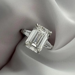 Bague tendance à trois pierres en diamant de laboratoire taille émeraude de 5 carats en or blanc 18 carats avec certification IGI pour fiançailles/mariage femme - Product Image 1