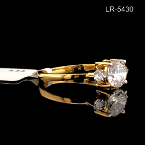 แหวนเพชรแล็บโกรว์ 3.20 กะรัต ทองคำขาว 14K ประดับเพชรสามเม็ด แหวนหมั้น ได้รับการรับรองจาก IGI ชุบโรเดียม ทรงโซลิแทร์ คลาสสิก สวยงาม - Product Image 5