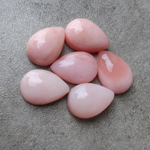 โอปอลสีชมพูธรรมชาติทรงหยดน้ำแบบคาโบชอง, พลอยทรงลูกแพร์หลังแบนปรับขนาดได้, ขัดเงาเรียบเนียน - Product Image 3