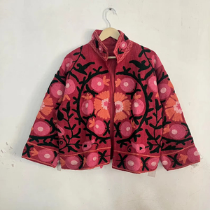 Chaqueta Vintage Suzani Rosa de Algodón con Bordado Floral a Mano, Estilo Boho Étnico para Mujer, Cuello Alto, Prenda de Moda - Product Image 1