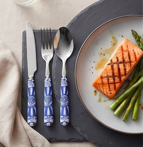 Ensemble de couverts traditionnels en céramique bleue et blanche avec manche en acier inoxydable poli miroir pour une utilisation sur la table - Product Image 4