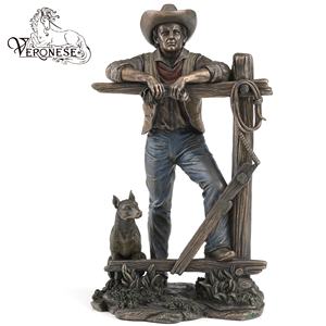 Figurine de cowboy VERONESE DESIGN - Les deux mains reposant sur une clôture avec Dieu à son côté, art en résine de luxe, 16x12x26,5 cm, décoration d'intérieur - Product Image 1