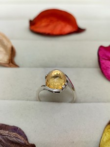 Élégante Bague en Titane et Quartz avec Cristal et Pierre Précieuse, Bijou Tendance, Cadeau Idéal pour Femmes et Filles, Bague de Mariage Unique - Product Image 1