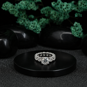 Bague de fiançailles pour femme en argent 925 avec diamant taille brillant rond, sertie à griffes, plaquée rhodium, style classique - Product Image 1