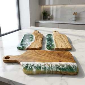 Tabla de servir redonda artesanal de resina y madera de acacia con diseño de olas azules profundos, tabla de charcutería circular de epoxi, bandeja de queso. - Product Image 4