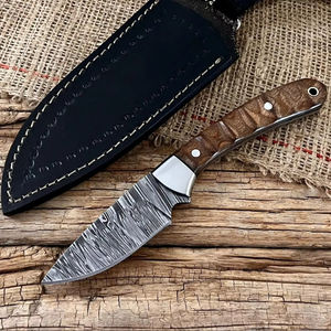 มีดสกินนิ่งเหล็กดามัสกัสตีขึ้นรูปด้วยมือ พร้อมปลอกมีด แบบกำหนดเอง OEM ด้ามจับไม้ปักก้า สำหรับล่าสัตว์และตั้งแคมป์ - Product Image 1
