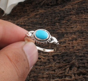 Bague Solitaire Classique Bohème Faite à la Main en Argent Sterling 925 avec Turquoise Ovale Sertie Clos, Certifiée Mariage de Jaipur - Product Image 4