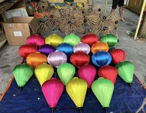 Lanterne en bambou artisanale du Vietnam pour décoration suspendue de fête en plein air, lumière de mariage, lanterne vietnamienne avec housse en tissu satiné - Product Image 2