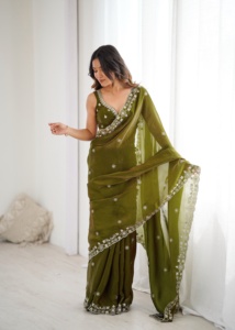 Sari en soie Fandy avec broderie de fils et de sequins, accompagné d'un haut assorti avec broderie de fils et de sequins. - Product Image 1