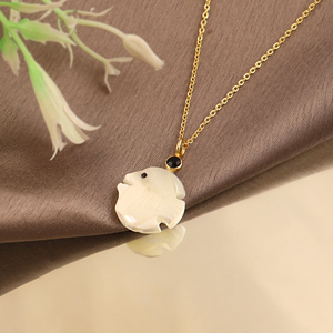 Exclusivo Colgante Minimalista de Pez Chapado en Oro de 18k para Uso Diario, con Madreperla y Detalles de Circonita Negra, Diseño de Alta Joyería para Mujer - Product Image 5