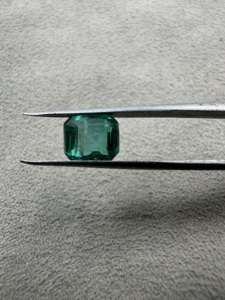 Gemas Brillantes, Esmeralda Natural Corte Rectángulo Verde, Gema Suelta de 1.70 Quilates, Certificada por IGI para Joyería - Product Image 6