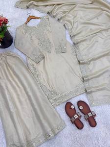 Presentamos la nueva colección de diseñadores en Cosmos con un conjunto de top, pantalón y dupatta con bordados elaborados, completamente cosido. - Product Image 5