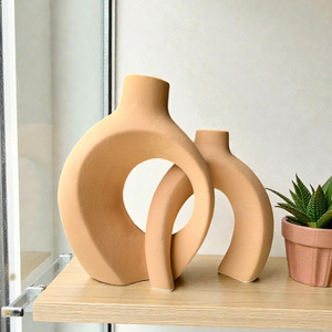 Ensemble de vases décoratifs en céramique AG Elements pour bureau, en terre cuite non vernie, forme abstraite irrégulière moderne, style minimaliste pour table - Product Image 1