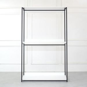 Fiona 111 In. Sistema Armadio e Organizzatore in Legno Bianco Autoportante a 3 Torri con 7 Ripiani e Struttura in Metallo per Cabina Armadio - Product Image 2