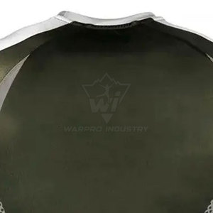Rashguard de compression haute qualité avec tissu anti-humidité, idéal pour l'entraînement en arts martiaux et les séances de gym - Product Image 4