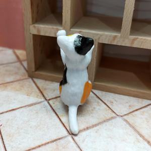 Accesorio de Casa de Muñecas de PVC en Miniatura, Gatito Curioso para Uso Decorativo, Observa a la Predeña en Plataforma Alta, Unisex, para Mayores de 14 Años - Product Image 3