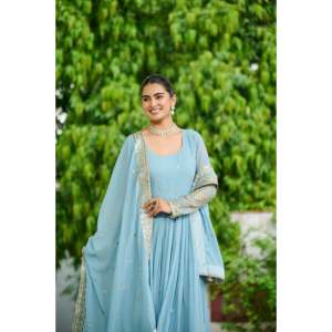 Vestido de noche bordado en georgette sintético color polvo con dupatta - Product Image 1