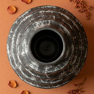 Vase à fleurs côtelé artisanal noir, finition rustique avec accents argentés vieillis, pour la décoration intérieure moderne - Product Image 3