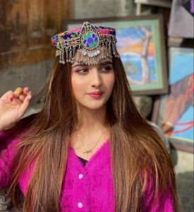 หมวกปักลายมุกเพทายหลากสีแบบสั่งทำพิเศษสำหรับผู้หญิง สวมใส่ในงานเทศกาล หมวกปักลายสไตล์โดดเด่น - Product Image 2