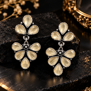 Pendientes Colgantes Florales de Ónix Plateado Oxidado de Latón al por Mayor |   Joyería Artificial Vintage para Fiestas |   OEM ODM Directo de Fábrica - Product Image 6