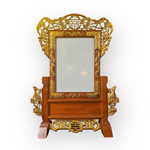 Les cadres photo utilisés pour les autels ancestraux sont de différentes tailles et sont souvent sculptés et dorés. - Product Image 1