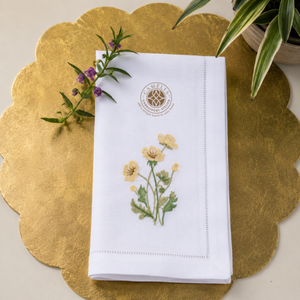 El bordado de narcisos brillantes celebra la frescura de la primavera y realza cada decoración de mesa. - Product Image 1
