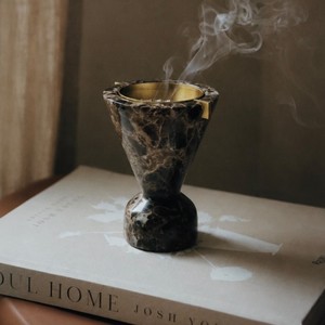 Brûleur d'encens de luxe en résine blanche en forme de V, alliant une silhouette moderne en forme d'entonnoir avec un bol intérieur doré métallique poli - Product Image 3