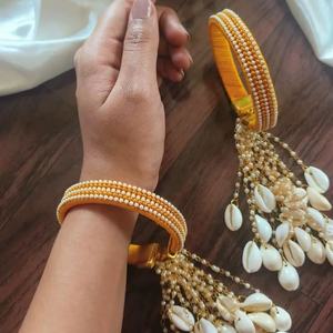 Magnifique collier en coquillages jaunes avec boucles d'oreilles Jhumka assorties, Maang Tikka et ensemble de bracelets artisanaux - Product Image 1