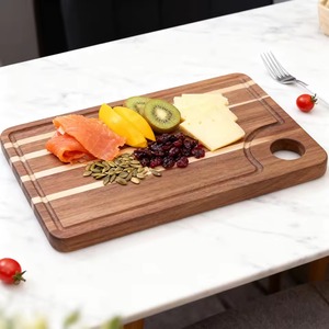 Planche à découper en bois de noyer et d'acacia bicolore avec rainure pour les jus et trou de suspension, écologique, épaisseur 1,5 cm, pour la préparation culinaire - Product Image 4