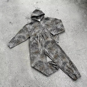 Conjunto de 2 Piezas con Logotipo Personalizado para Hombre, Camuflaje de Leopardo, 400GSM, Felpa Francesa, Corte Cuadrado, Sudadera con Cierre y Pantalones Deportivos, Estilo Urbano - Product Image 2