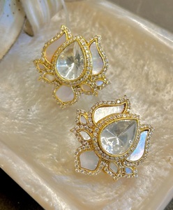 Impresionantes Pendientes de Clip con Soporte Trasero de Diamantes de Moissanita y Circonita Cúbica Chapados en Oro de la Mejor Calidad para Mujer, Ideales para Fiestas y Eventos Nocturnos - Product Image 2