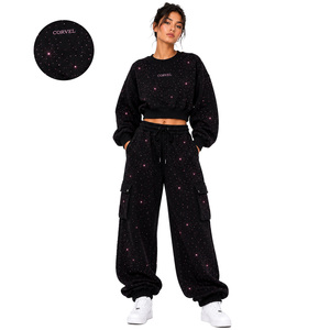 Conjunto de dos piezas OEM para mujer: Sudadera de cuello redondo de tejido grueso y pantalones cargo holgados a juego, con adornos de pedrería. - Product Image 1