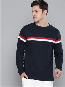 Chemise décontractée à manches longues 100 % coton sans col pour homme, tricotée et respirante, idéale pour l'été, avec pantalon blanc et baskets bleues - Product Image 4