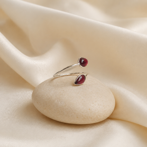 Bague en argent 925 sterling faite à la main, réglable, avec deux pierres serties en clos, garnet rouge en forme de poire 6 x 9 mm - Product Image 3