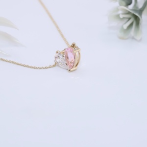 Collier pendentif Toi et Moi élégant en or jaune, avec deux diamants de laboratoire roses et blancs taille poire, bijou raffiné, cadeau pour femme - Product Image 3