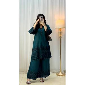 Ensemble haut-bas et dupatta en mousseline de soie Designer XL avec broderie de sequins et manches trois-quarts - Product Image 2