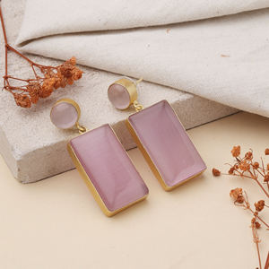 Pendientes artesanales de latón chapado en oro con piedra natural rosa en forma de gota de agua – Joyería elegante con forma de lágrima para mujer - Product Image 1