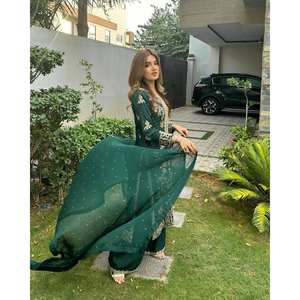 Costume de taille XL avec broderie de paillettes pour un look élégant - Product Image 6