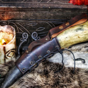 Corne à boire en buffle luxueuse, fabriquée à la main, polie à la main, corne viking en gros, corne à boire viking avec support et bordure en laiton - Product Image 4