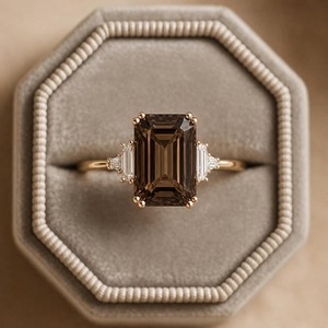 Bague de fiançailles en or 14 carats avec quartz fumé taille émeraude et pierres latérales en moissanite, bijoux de mariée vintage, prête à être expédiée, cadeaux - Product Image 4