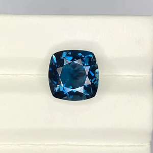 พลอยโทแพซลอนดอนบลูแท้ทรงคุชชั่นขนาด 8 มม. ขัดเงาอย่างดี สีน้ำเงินเข้ม ราคาขายส่ง - Product Image 1